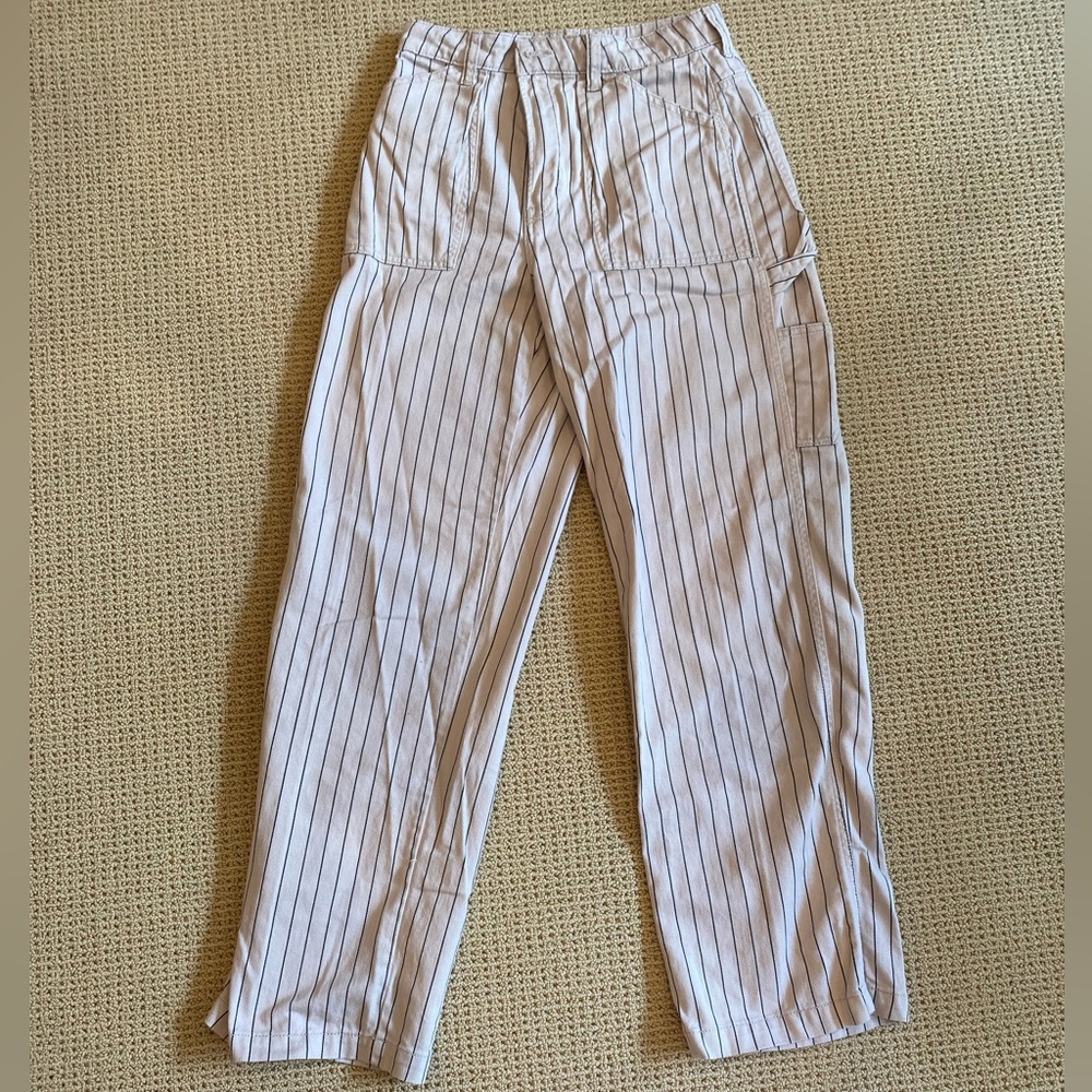 Women’s Wide-Legged Cargo Pants